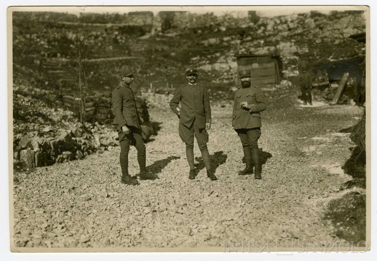 Raffaele Mattioli (a sinistra) con il generale Giuseppe Vaccari (al centro) e Attilio Teruzzi (a destra), 1915-1918 (fotografo sconosciuto)