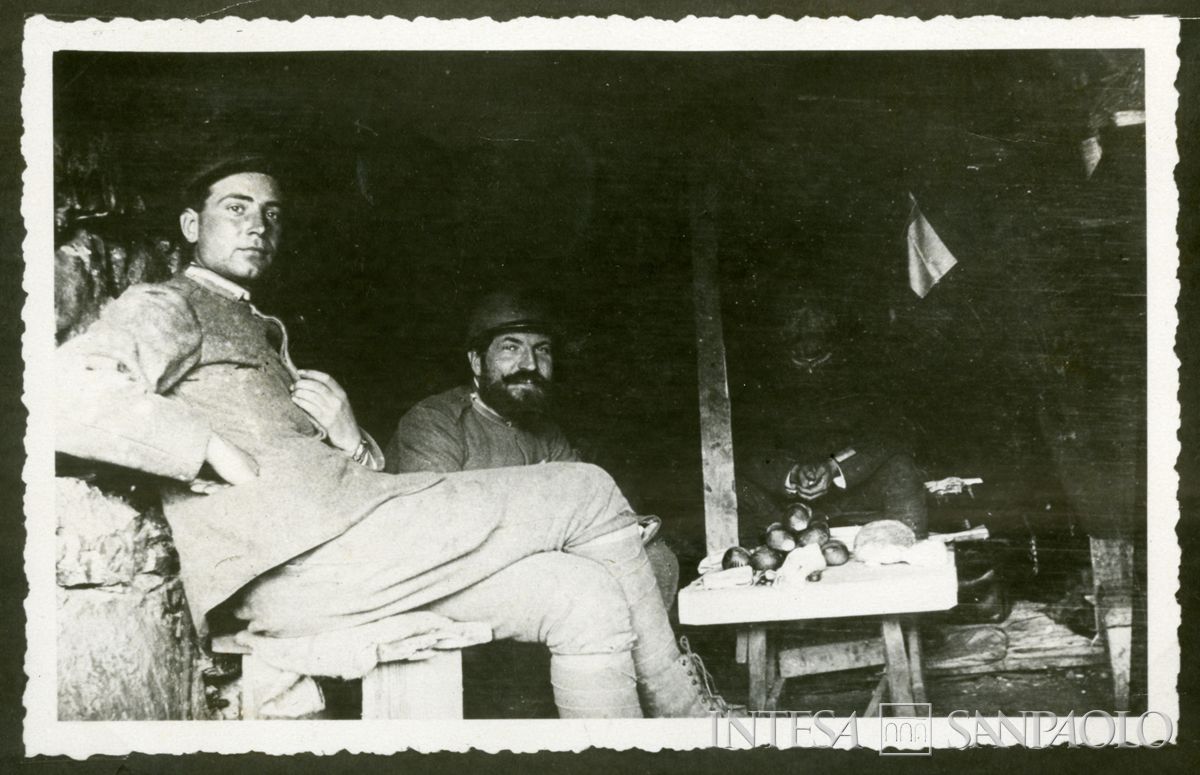 Solo fotografia: Raffaele Mattioli, a sinistra, con [Attilio Teruzzi] a destra, e altra persona n.i., 1915-1918 (fotografo sconosciuto)