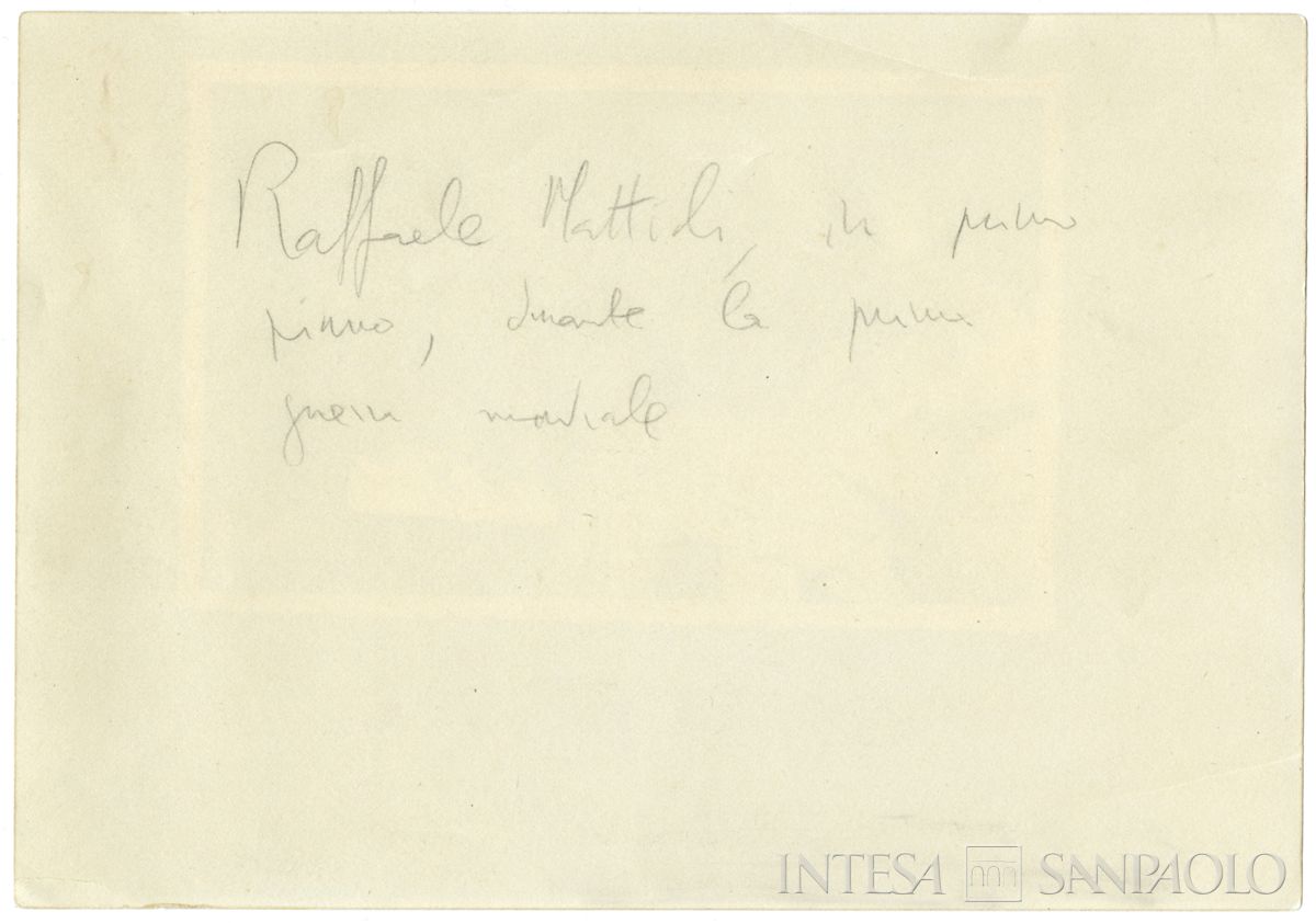 Mattioli, a sinistra, con [Attilio Teruzzi] a destra, e altra persona n.i., 1915-1918 (fotografo sconosciuto) (verso)