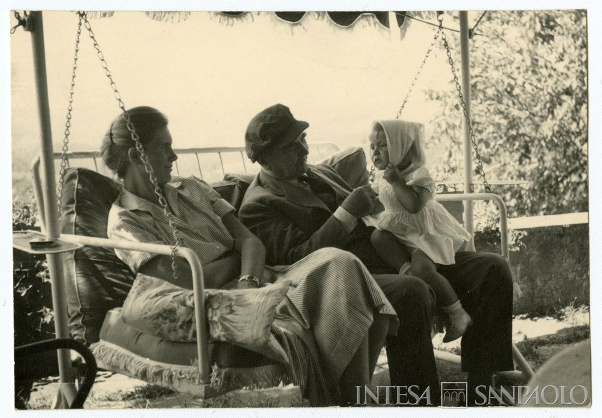 Raffaele Mattioli con Barbara De Bonstetten (moglie del figlio Maurizio) e la nipote Letizia sul dondolo, 1960-1961 (fotografo sconosciuto)