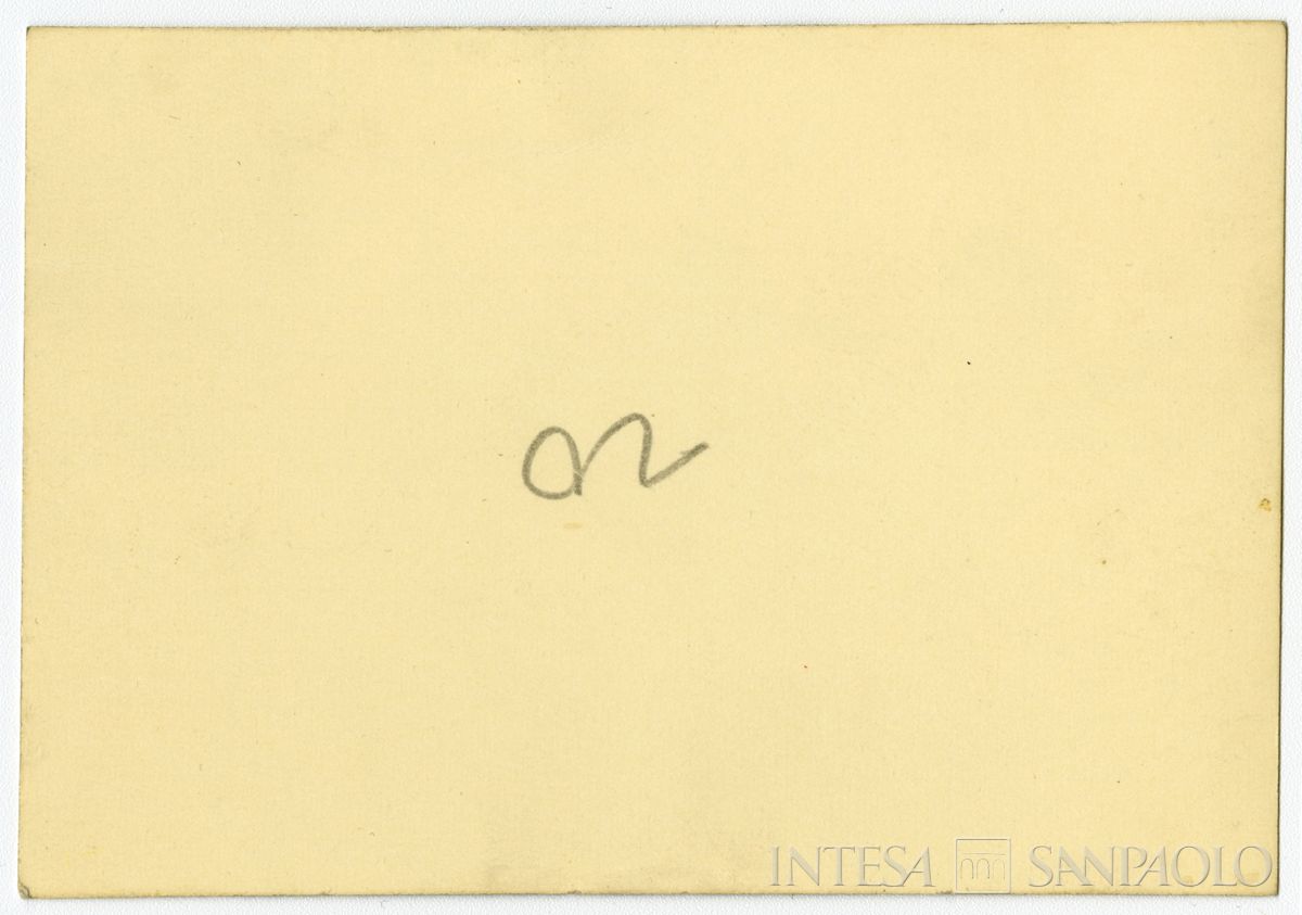 Raffaele Mattioli con Barbara De Bonstetten (moglie del figlio Maurizio) e la nipote Letizia sul dondolo, 1960-1961 (fotografo sconosciuto) (verso)