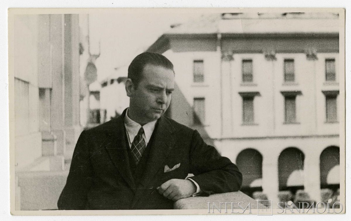 Mattioli sul balcone di piazza della Scala 3, post 1927 (fotografo sconosciuto)