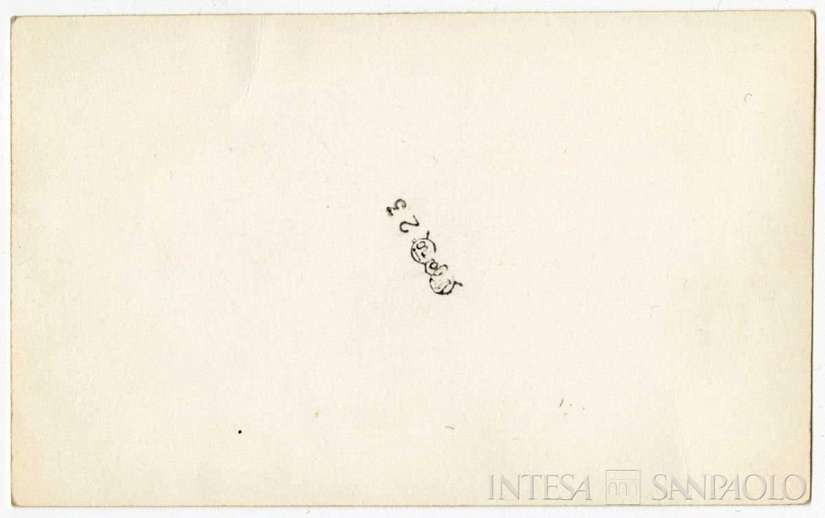 Mattioli sul balcone di piazza della Scala 3, post 1927 (fotografo sconosciuto) (verso)