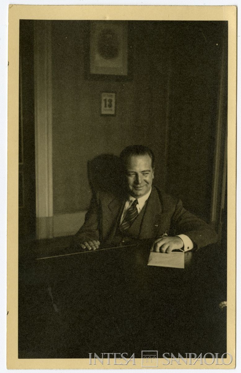 Mattioli alla scrivania, 1930 ca. (fotografo sconosciuto [Antonello Gerbi?])