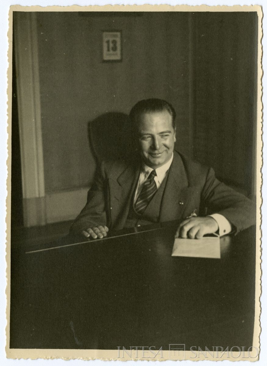 Mattioli sorridente alla scrivania, 1930 ca. (fotografo sconosciuto [Antonello Gerbi?])