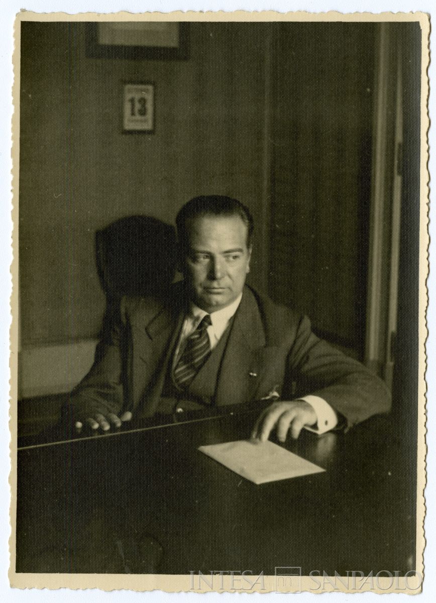 Mattioli alla scrivania, 1930 ca. (fotografo sconosciuto [Antonello Gerbi?])