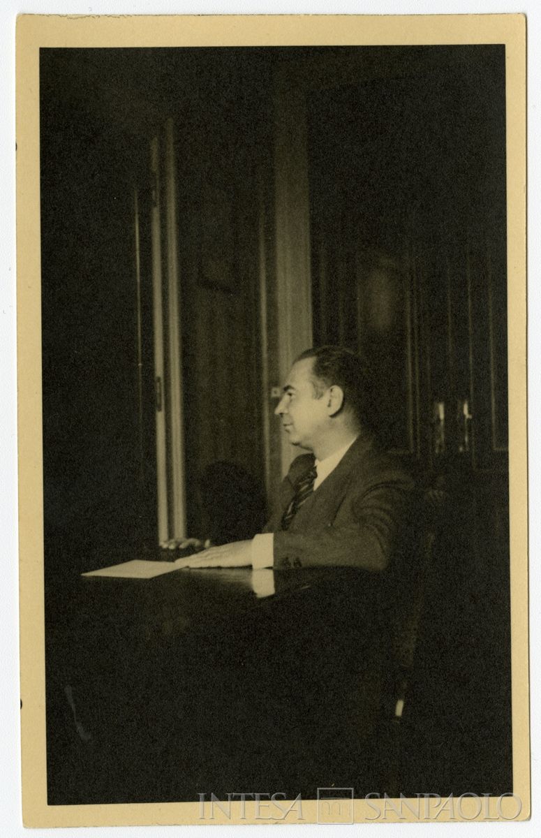 Mattioli in piedi nel suo ufficio, 1930 ca. (fotografo sconosciuto [Antonello Gerbi?])