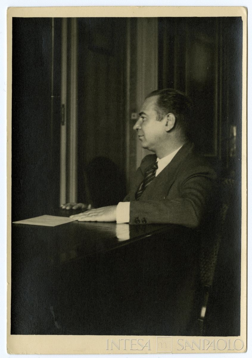Mattioli in piedi nel suo ufficio, 1930 ca. (fotografo sconosciuto [Antonello Gerbi?])