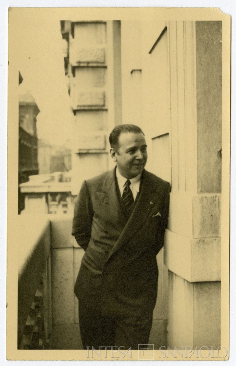Mattioli in piedi sul balcone che affaccia su Piazza della Scala, 1930 ca. (fotografo sconosciuto [Antonello Gerbi?])