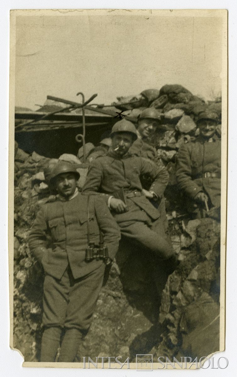 Raffaele Mattioli con alcuni soldati nella trincea goriziana, Castagnevizza sul Carso, 1916- aprile 1917 (fotografo sconosciuto)