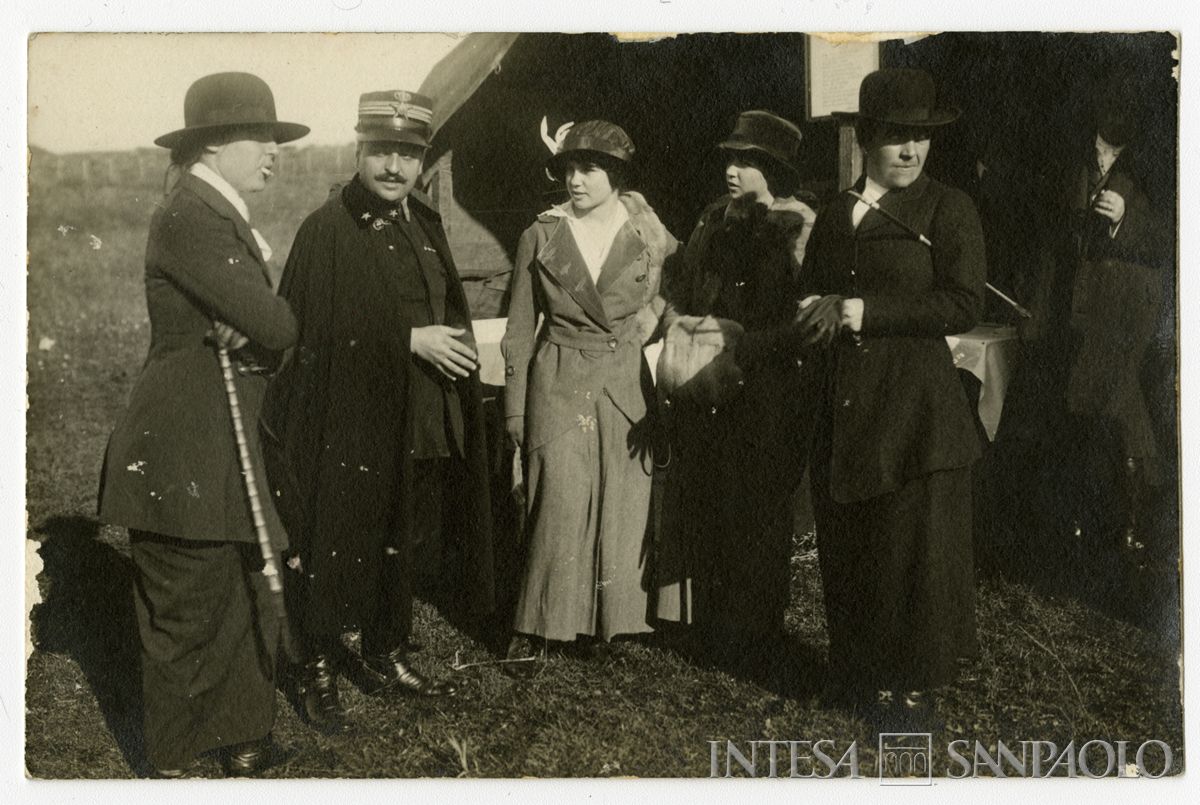 Cartolina a Mattioli dell'amico T. Casali, fotografato con alcune signore davanti a una tenda all'aperto, 1915-1917 (fotografo sconosciuto)