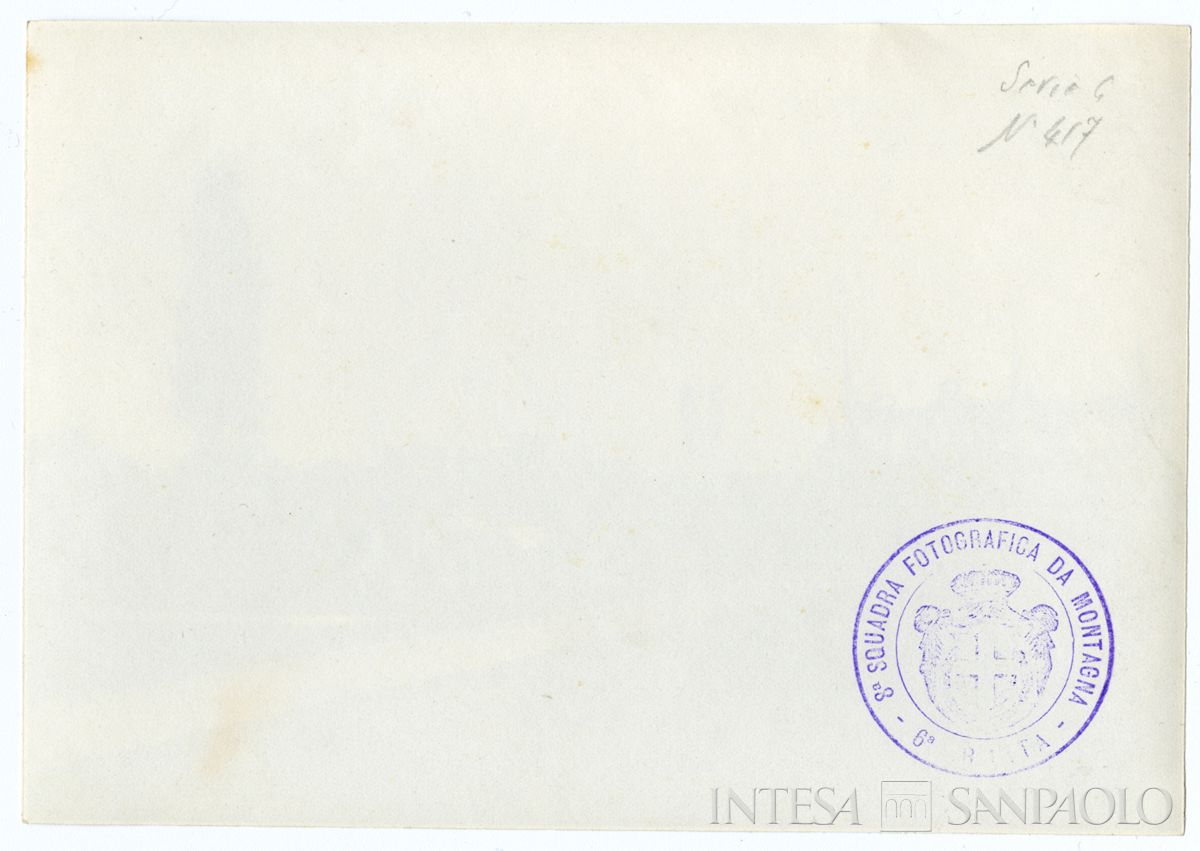 Celebrazione ufficiale: veduta complessiva, novembre 1918, (8a squadra fotografica da montagna - 6a armata) (verso)