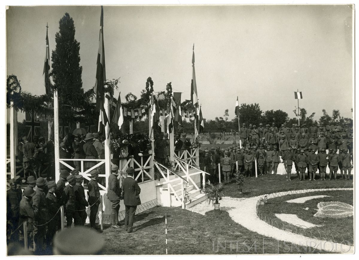 Celebrazione ufficiale: vista laterale del baldacchino per le autorità, novembre 1918, (8a squadra fotografica da montagna - 6a armata)