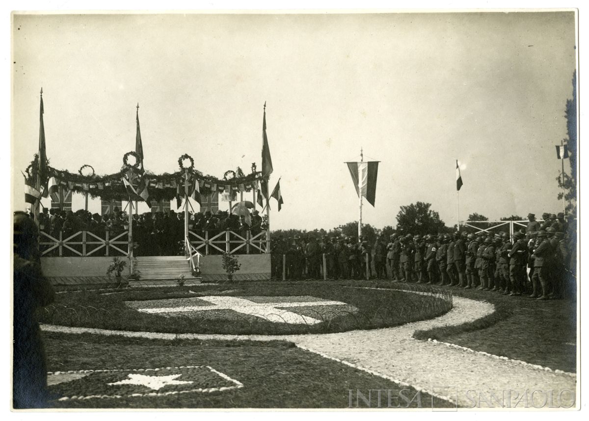 Celebrazione ufficiale: vista frontale del baldacchino per le autorità, novembre 1918, (8a squadra fotografica da montagna - 6a armata)
