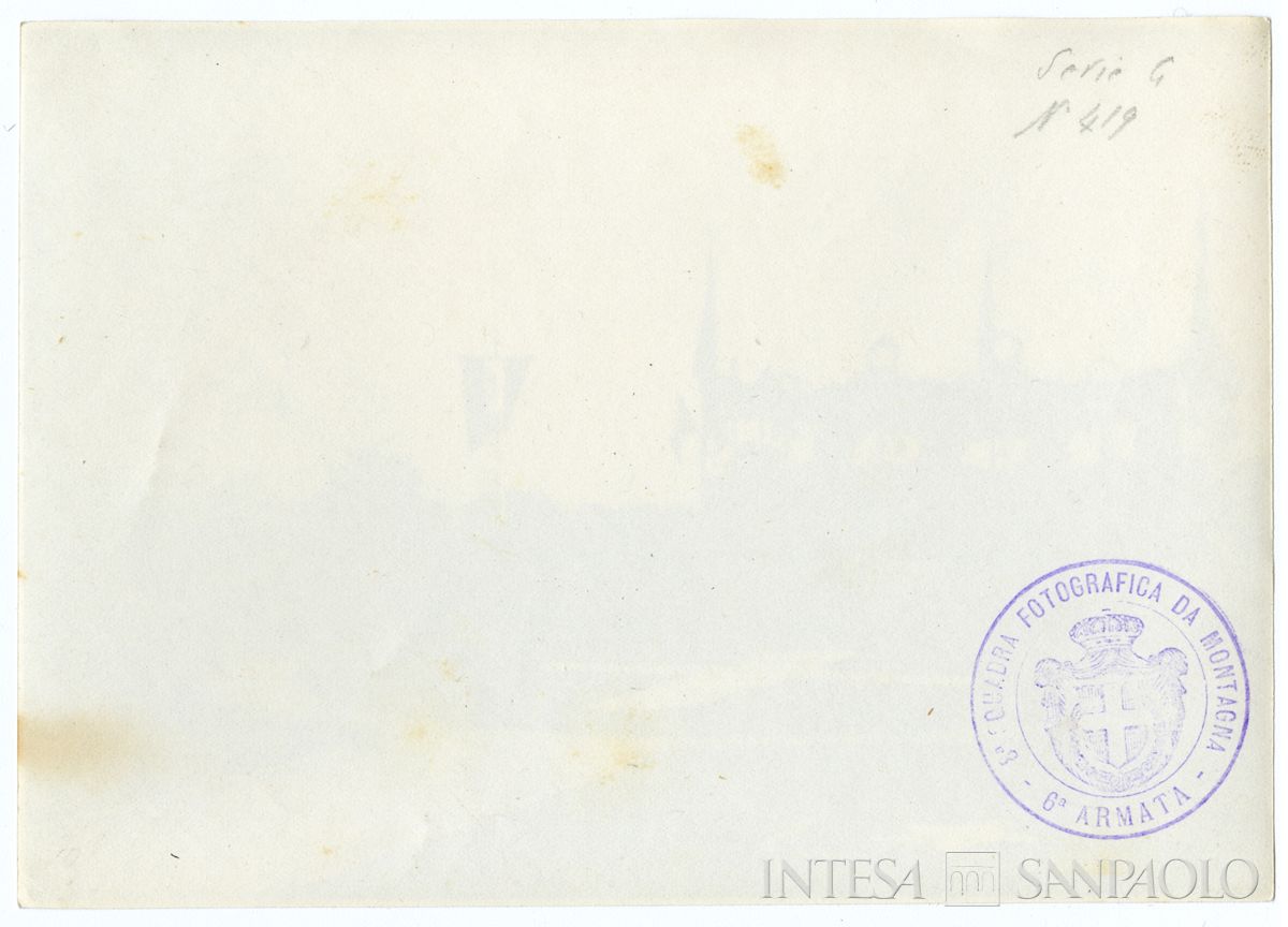 Celebrazione ufficiale: vista frontale del baldacchino per le autorità, novembre 1918, (8a squadra fotografica da montagna - 6a armata) (verso)