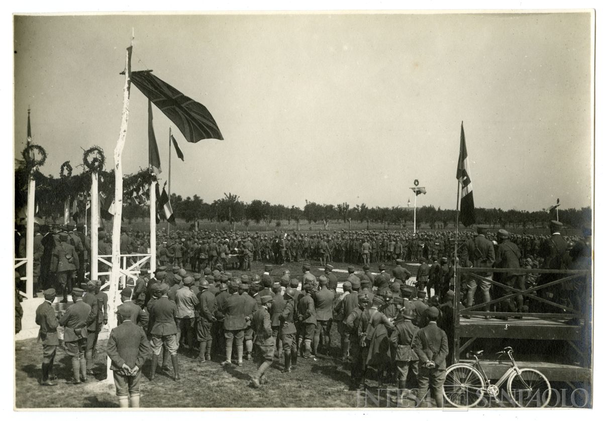 Celebrazione ufficiale: spianata con soldati, novembre 1918, (8a squadra fotografica da montagna - 6a armata)