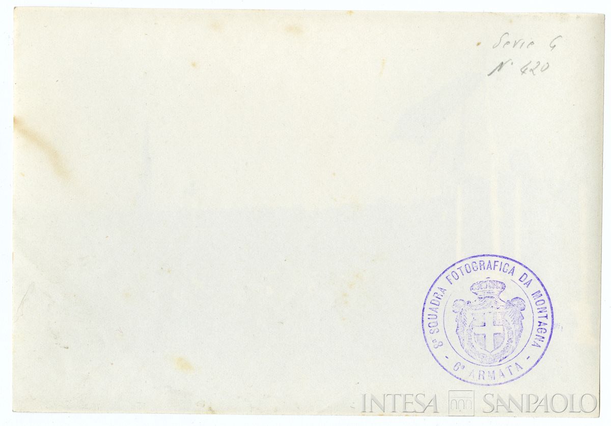 Celebrazione ufficiale: spianata con soldati, novembre 1918, (8a squadra fotografica da montagna - 6a armata) (verso)