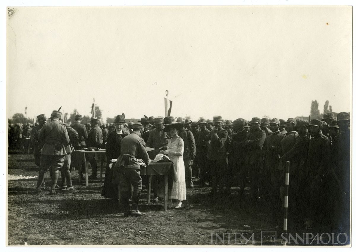 Celebrazione ufficiale: banchi con soldati e signore, novembre 1918, (8a squadra fotografica da montagna - 6a armata)