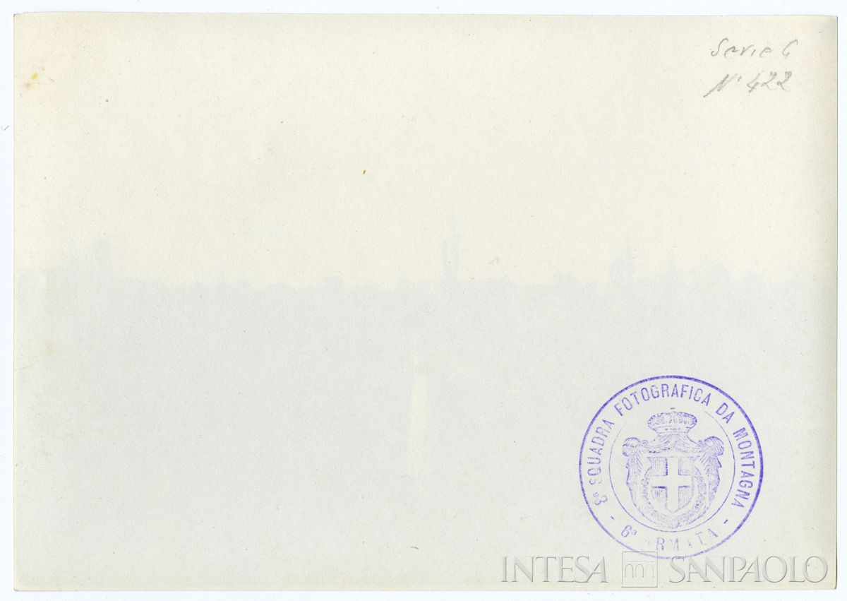 Celebrazione ufficiale: banchi con soldati e signore, novembre 1918, (8a squadra fotografica da montagna - 6a armata) (verso)