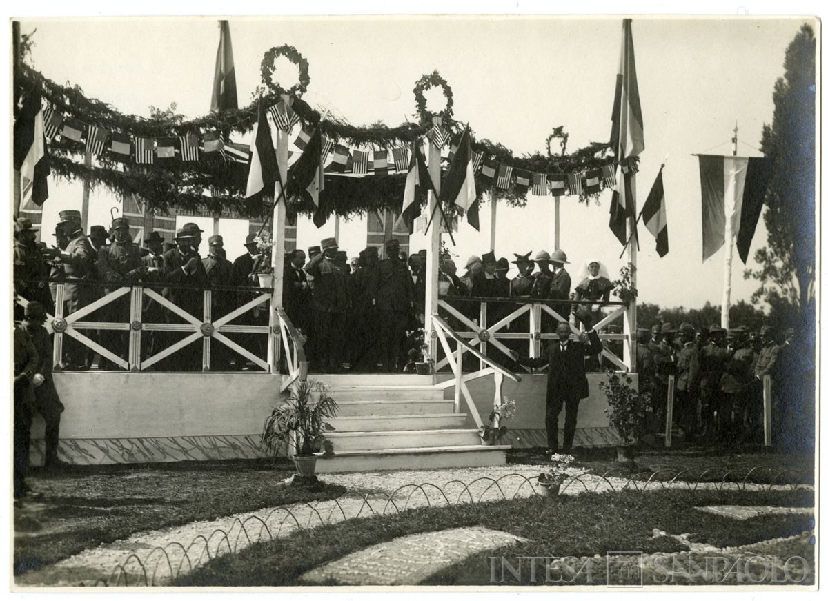 Celebrazione ufficiale: altra veduta del baldacchino per le autorità, novembre 1918, (8a squadra fotografica da montagna - 6a armata)