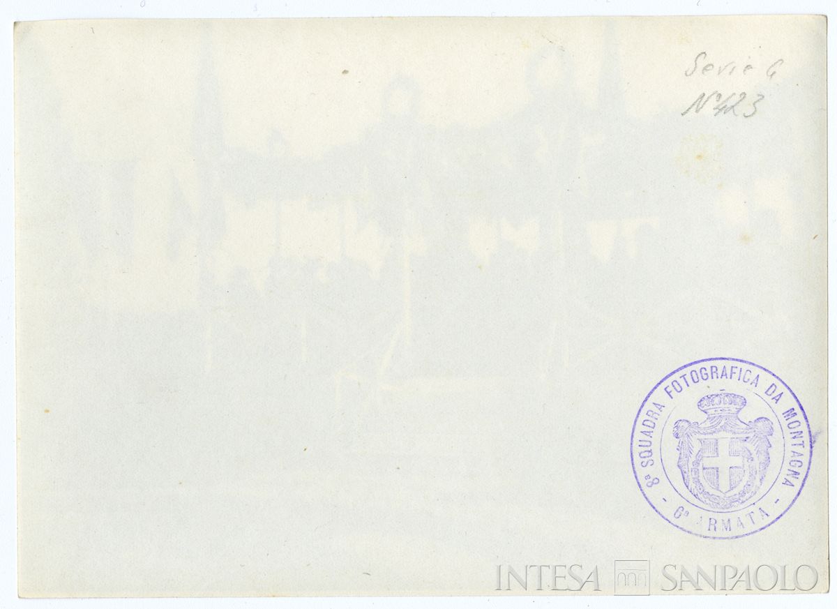 Celebrazione ufficiale: altra veduta del baldacchino per le autorità, novembre 1918, (8a squadra fotografica da montagna - 6a armata) (verso)