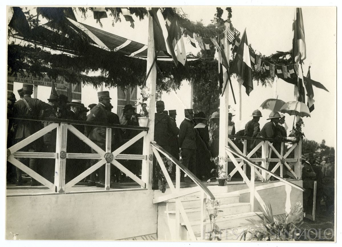 Celebrazione ufficiale: altra veduta del baldacchino per le autorità, novembre 1918, (8a squadra fotografica da montagna - 6a armata)