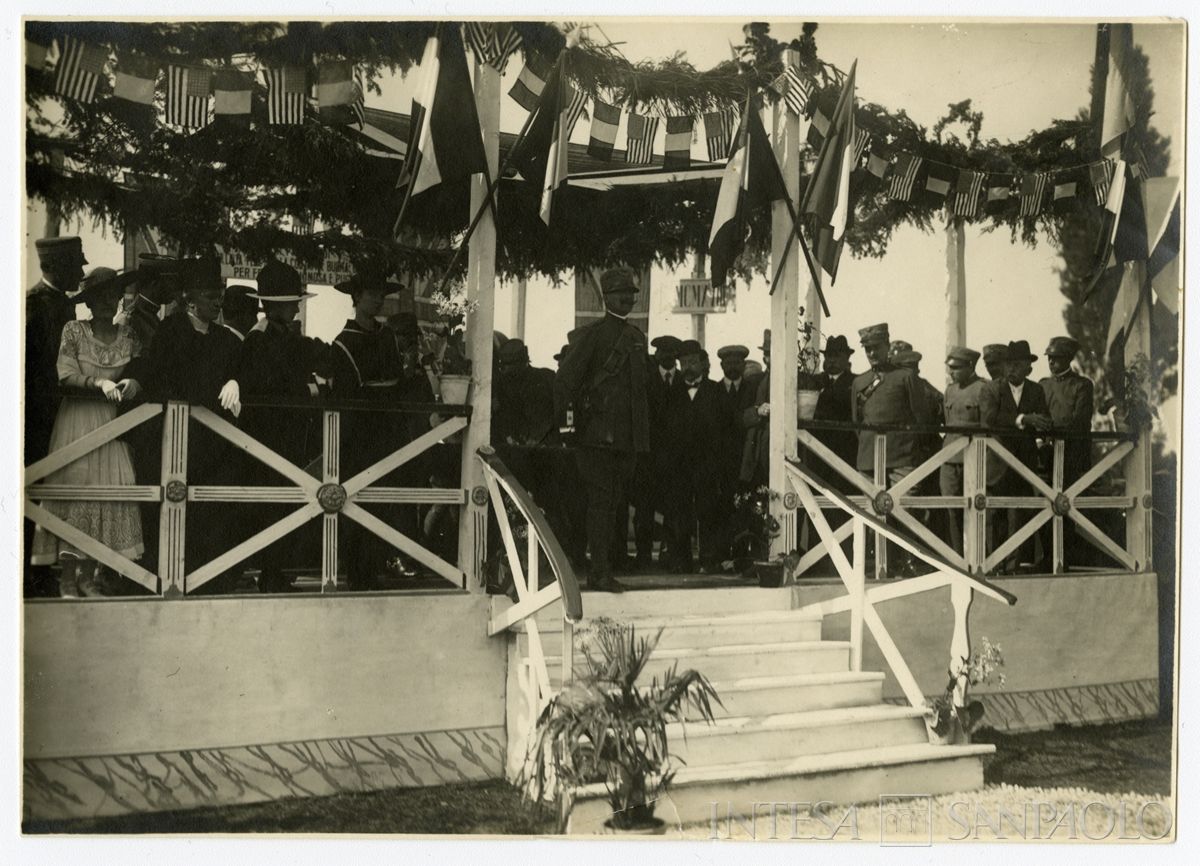 Celebrazione ufficiale: veduta ravvicinata del baldacchino per le autorità, novembre 1918, (8a squadra fotografica da montagna - 6a armata)