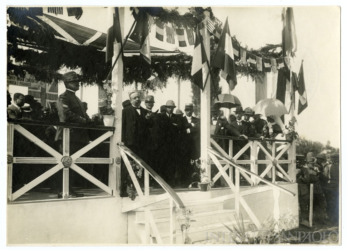 Celebrazione ufficiale: veduta laterale ravvicinata del baldacchino per le autorità, novembre 1918, (8a squadra fotografica da montagna - 6a armata)