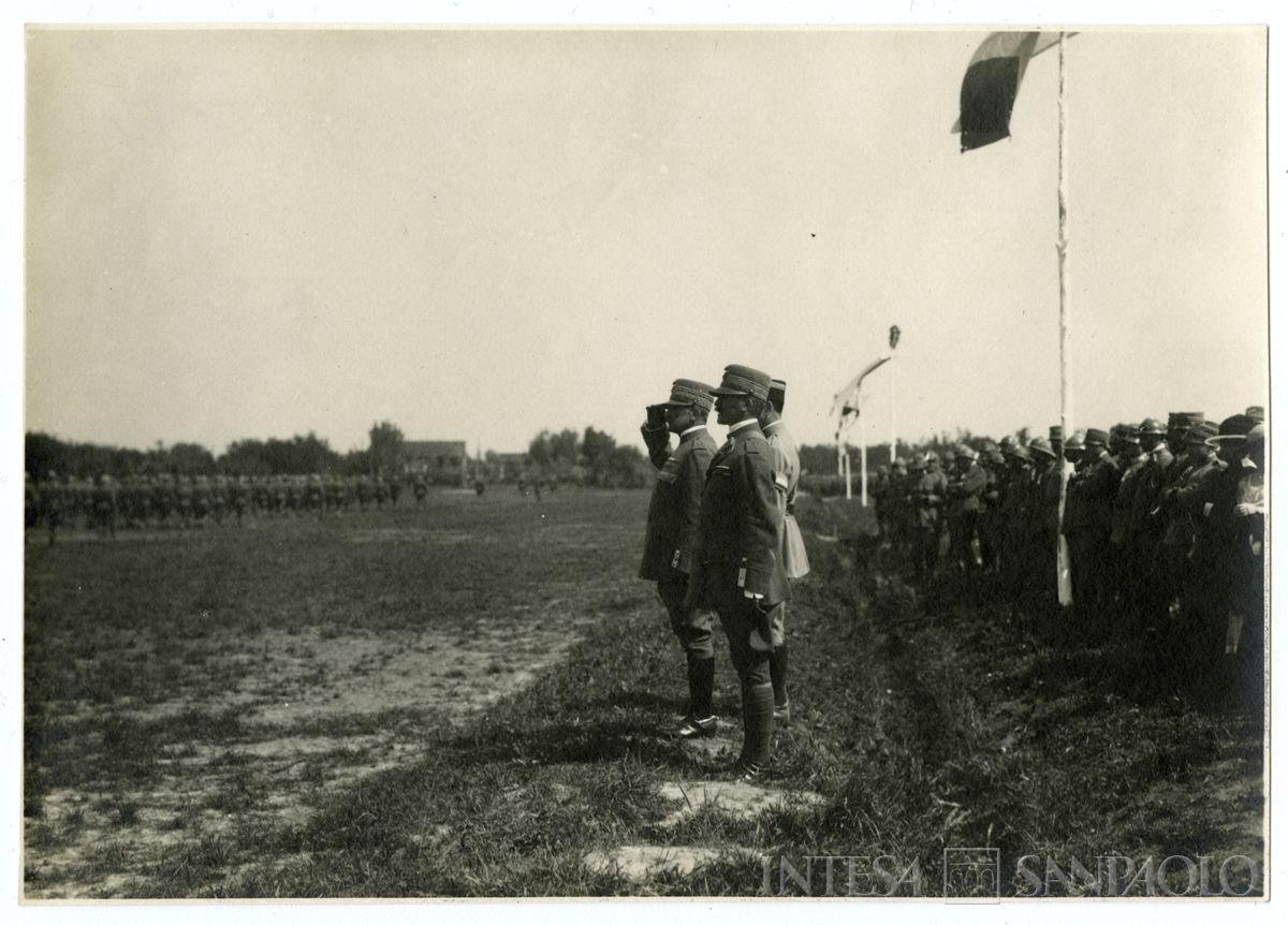 Celebrazione ufficiale: soldati in piedi in attesa della parata, novembre 1918, (8a squadra fotografica da montagna - 6a armata)