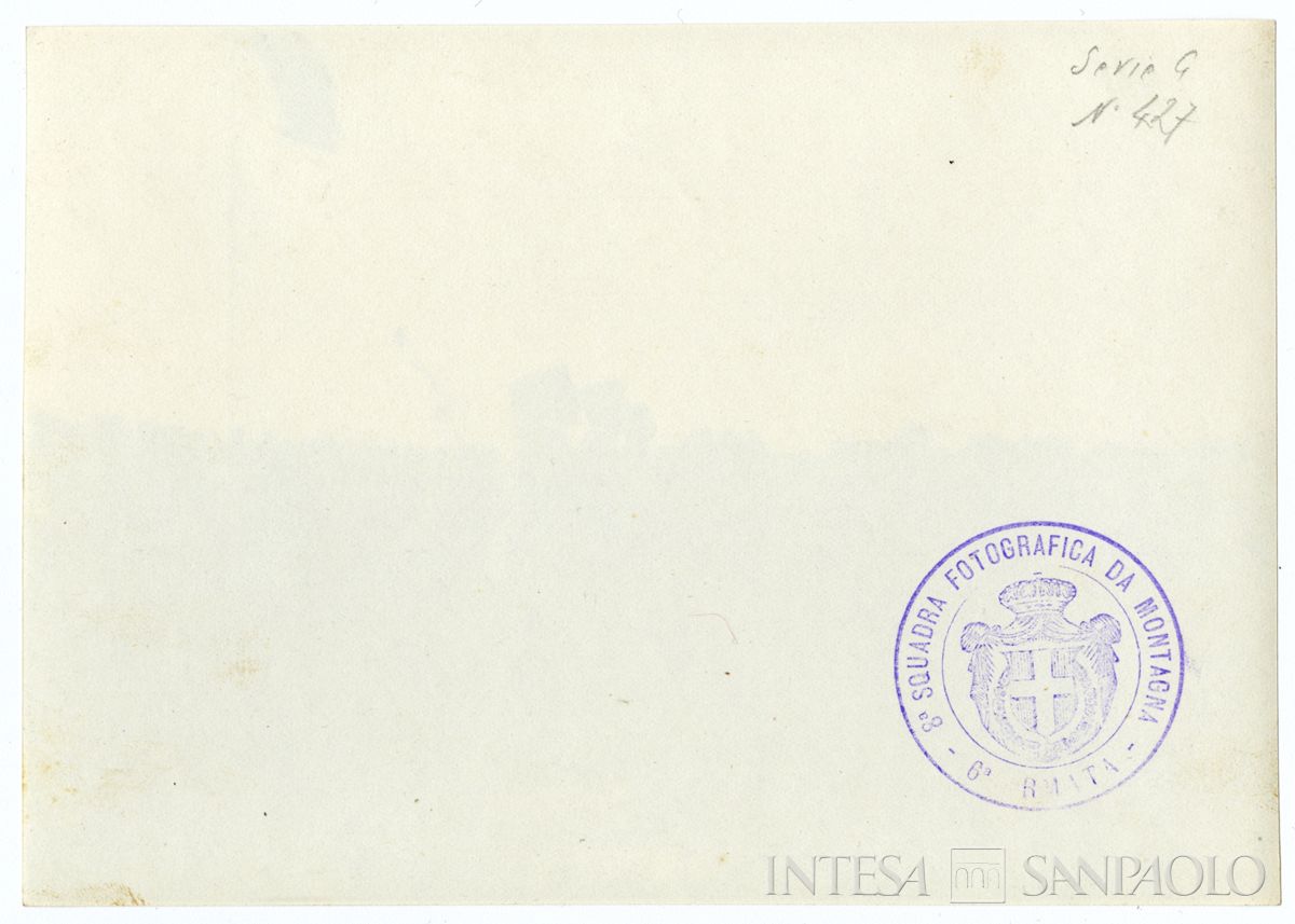 Celebrazione ufficiale: soldati in piedi in attesa della parata, novembre 1918, (8a squadra fotografica da montagna - 6a armata) (verso)