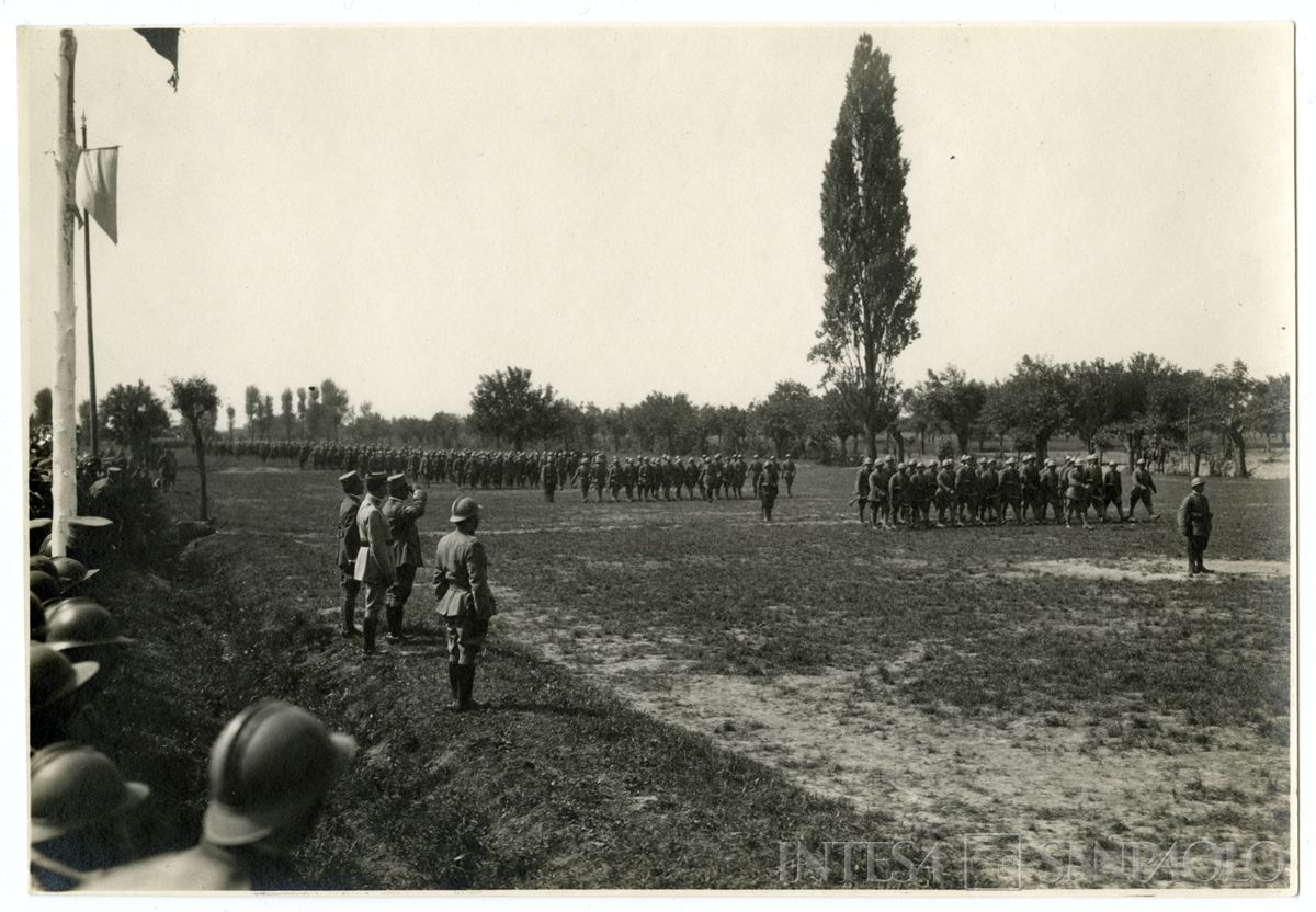 Celebrazione ufficiale: soldati assistono alla parata, novembre 1918, (8a squadra fotografica da montagna - 6a armata)