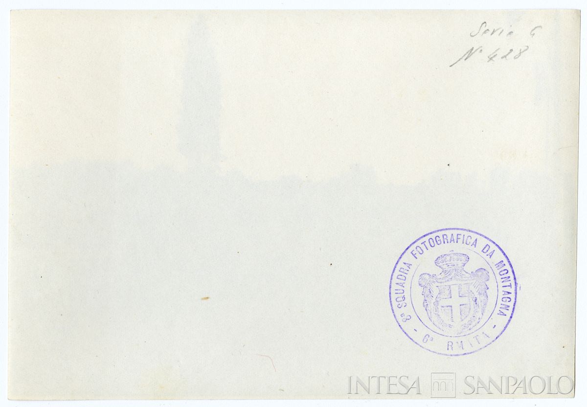 Celebrazione ufficiale: soldati assistono alla parata, novembre 1918, (8a squadra fotografica da montagna - 6a armata) (verso)