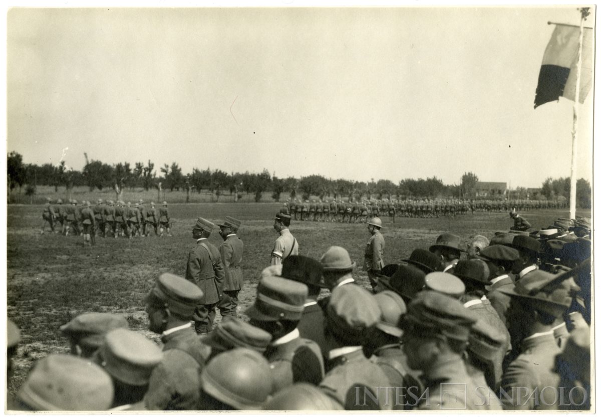 Celebrazione ufficiale: soldati assistono alla parata, novembre 1918, (8a squadra fotografica da montagna - 6a armata)