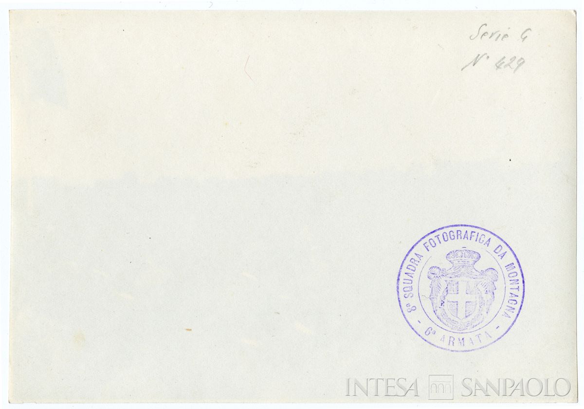 Celebrazione ufficiale: soldati assistono alla parata, novembre 1918, (8a squadra fotografica da montagna - 6a armata) (verso)