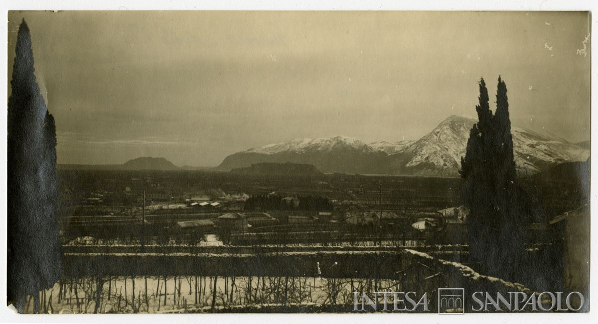 Veduta panoramica del territorio di Gemona scattata da Villa Stroili, febbraio 1919 (fotografo sconosciuto)