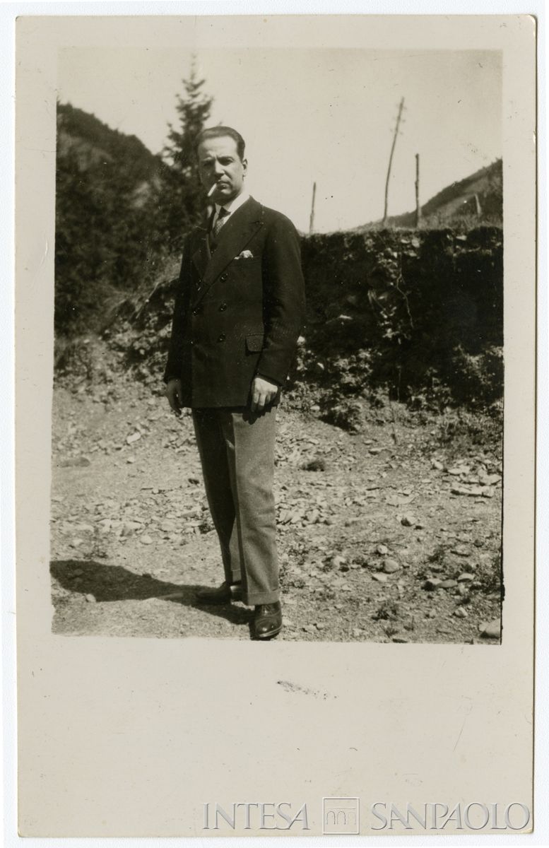 Mattioli con sigaretta in bocca, nei pressi di Pracchia, 1927 (fotografo sconosciuto)