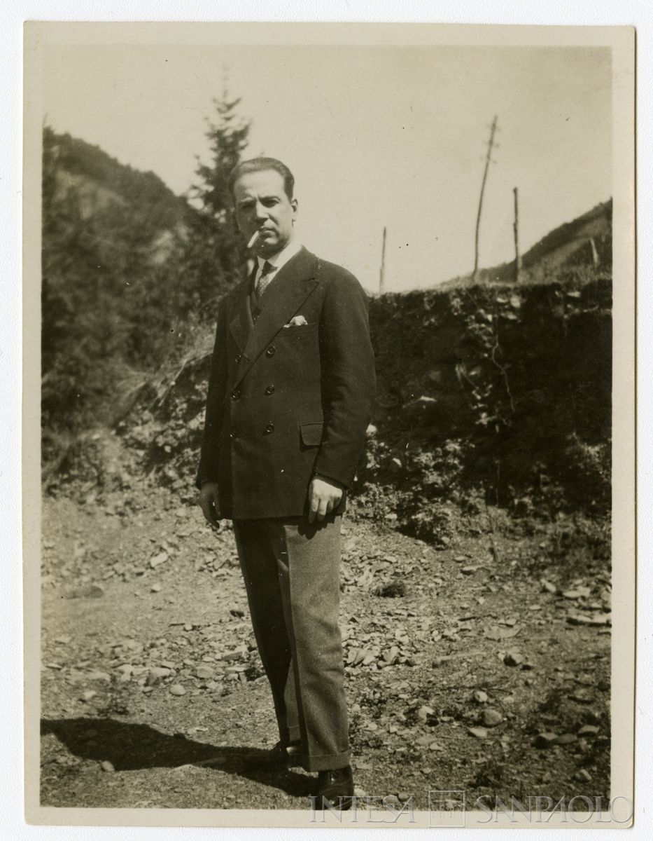 Mattioli con sigaretta in bocca, nei pressi di Pracchia, 1927 (fotografo sconosciuto) (seconda stampa)