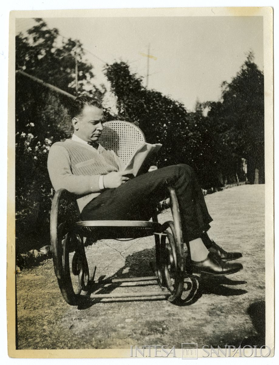Marzio Mattioli seduto in giardino che legge,1929 (fotografo sconosciuto)