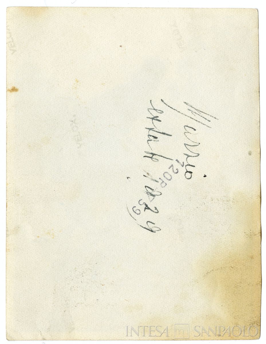 Marzio Mattioli seduto in giardino che legge,1929 (fotografo sconosciuto) (verso)