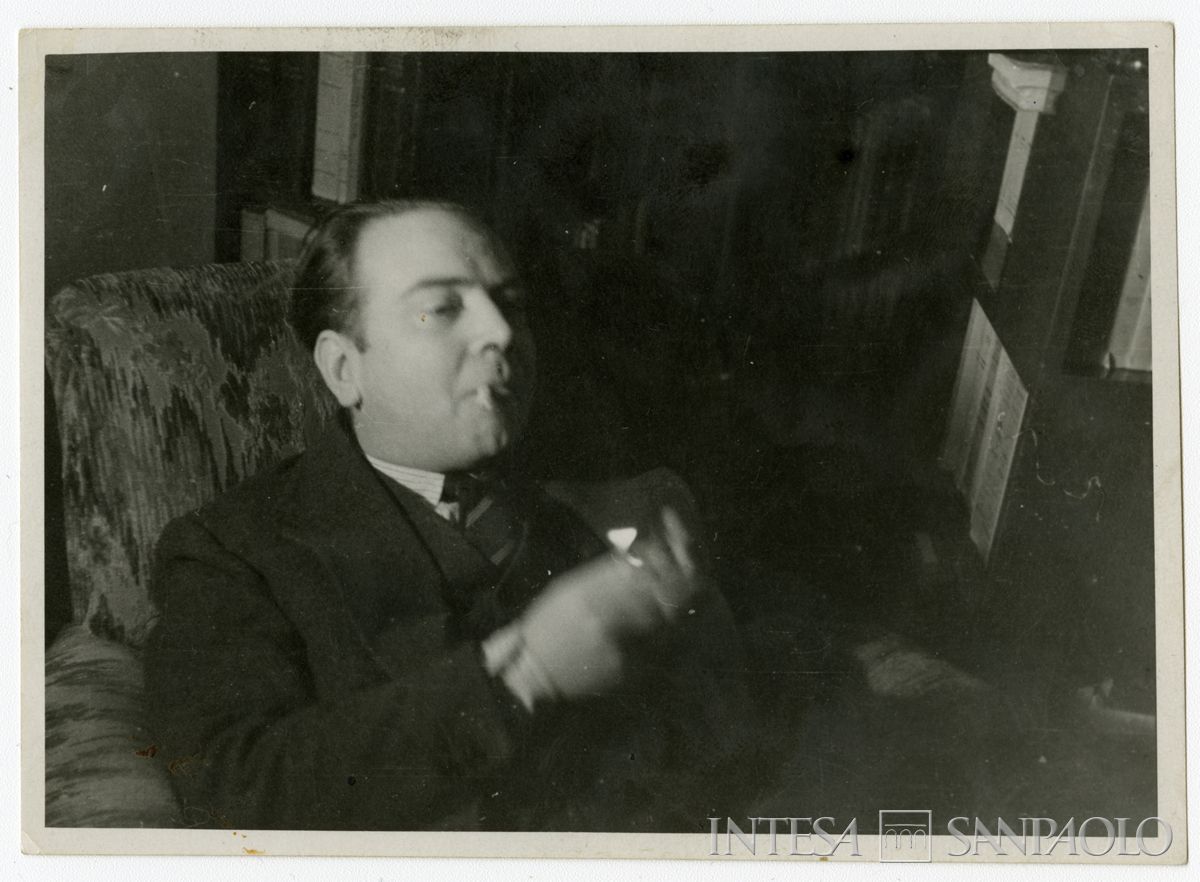 Raffaele Mattioli ritratto sul divano di casa, 1934 (fotografo Antonello Gerbi)