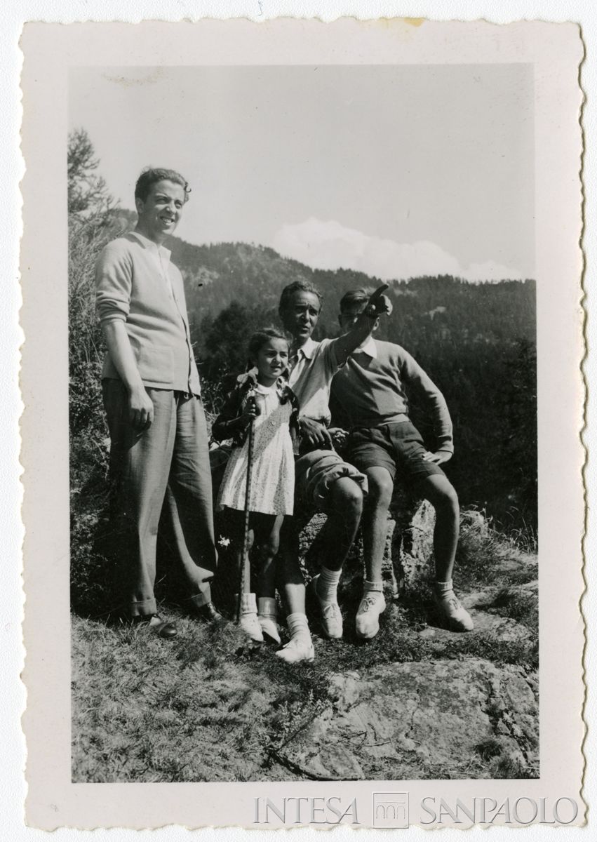 Enrico Cuccia con Luisa La Malfa (figlia di Ugo), Adolfo Tino e Maurizio Mattioli in montagna, 1941 (fotografo sconosciuto)