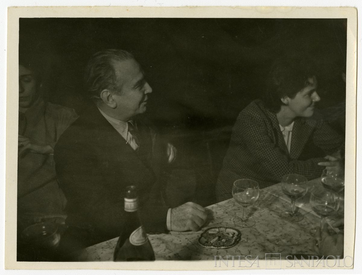 Raffaele Mattioli a tavola accanto ad una donna non identificata, anni Cinquanta (fotografo Antonello Gerbi)