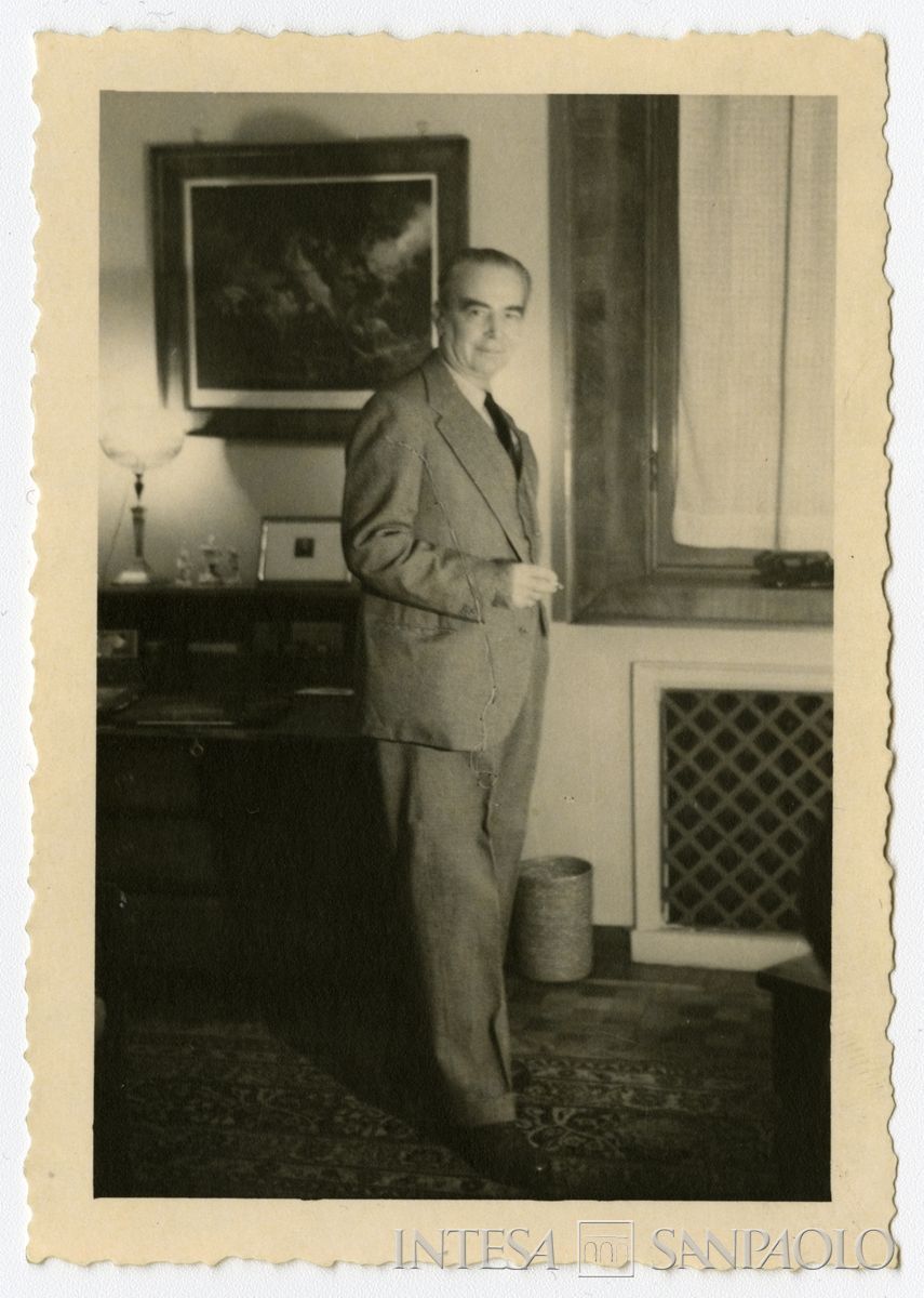 Raffaele Mattioli ritratto a figura intera nella casa di via Bigli, ante 1951 (fotografo sconosciuto)