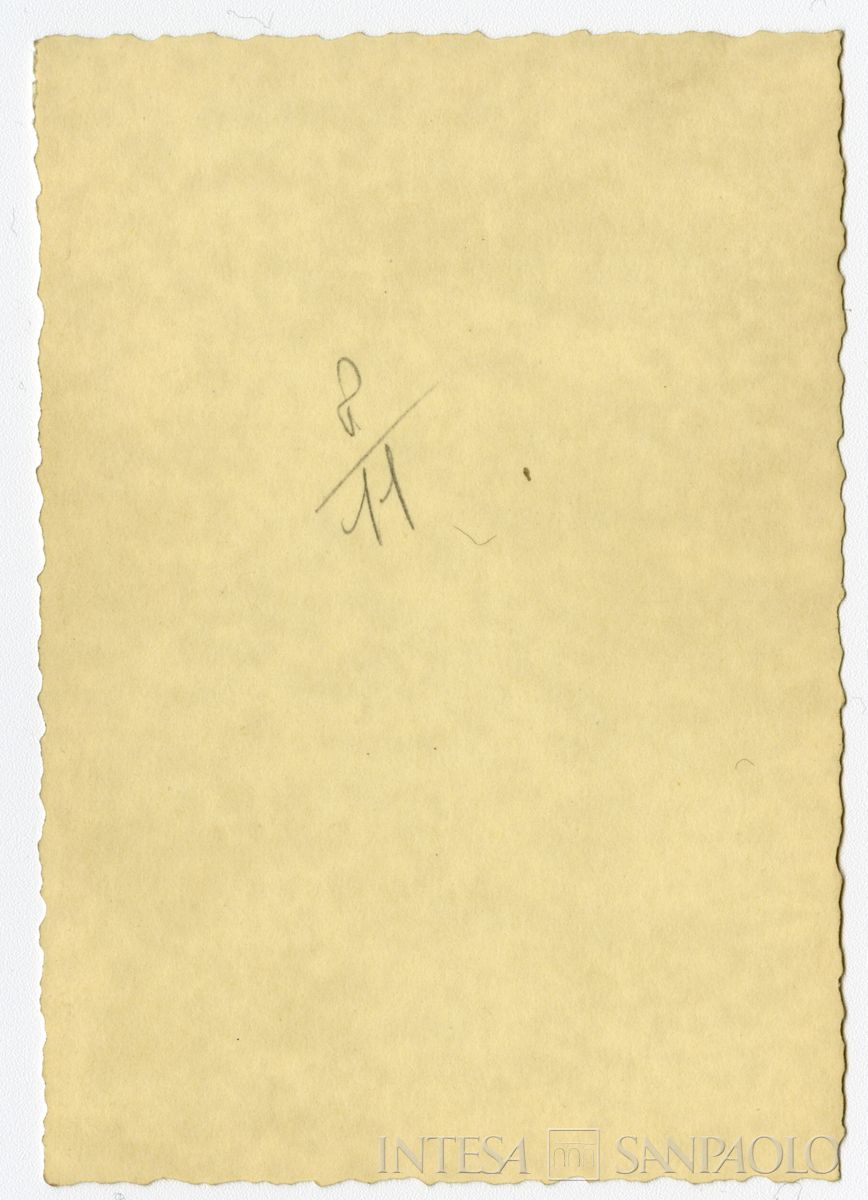 Raffaele Mattioli ritratto a figura intera nella casa di via Bigli, ante 1951 (fotografo sconosciuto) (verso)