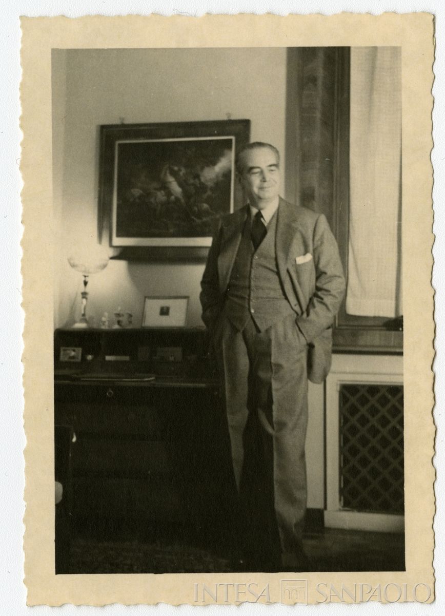 Raffaele Mattioli ritratto a figura intera nella casa di via Bigli, ante 1951 (fotografo sconosciuto)