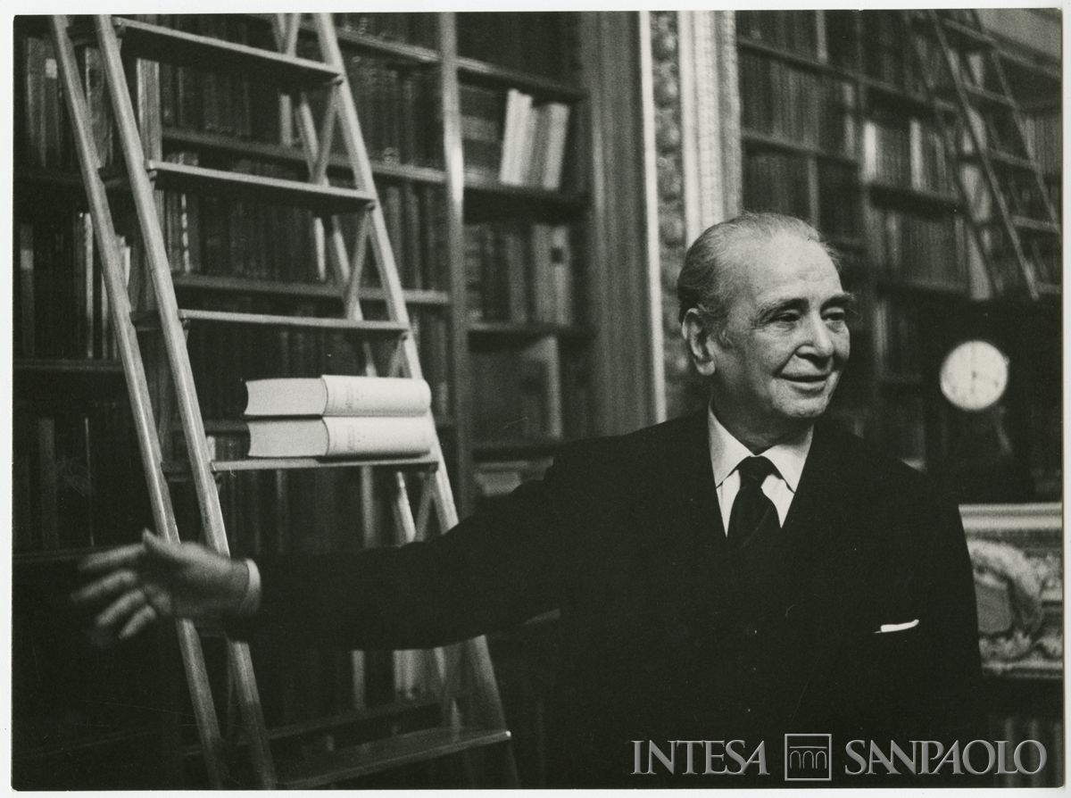 Raffaele Mattioli nella biblioteca della sua abitazione, 1969 (fotografa Giovanna Borgese)