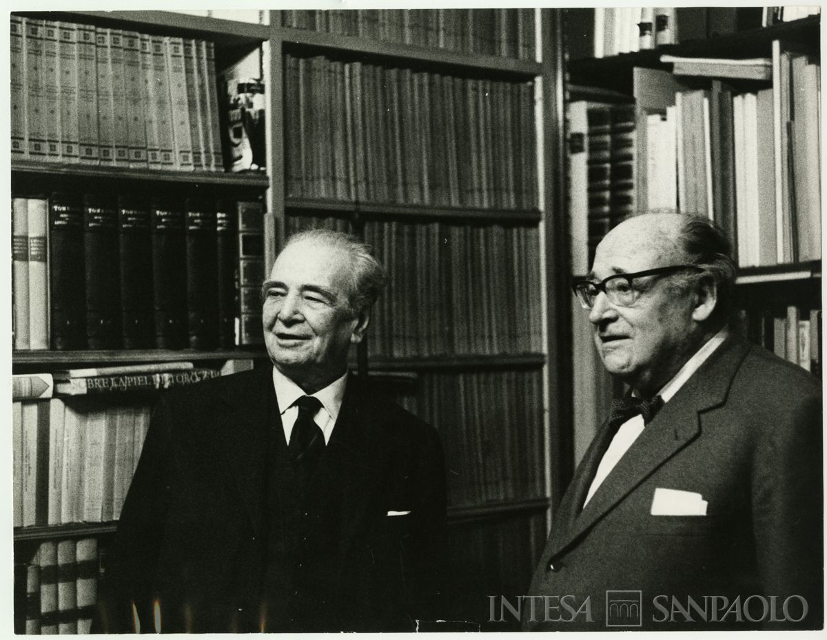 Raffaele Mattioli nella biblioteca della sua abitazione da solo e con Riccardo Bacchelli, 1969 (fotografa Giovanna Borgese)