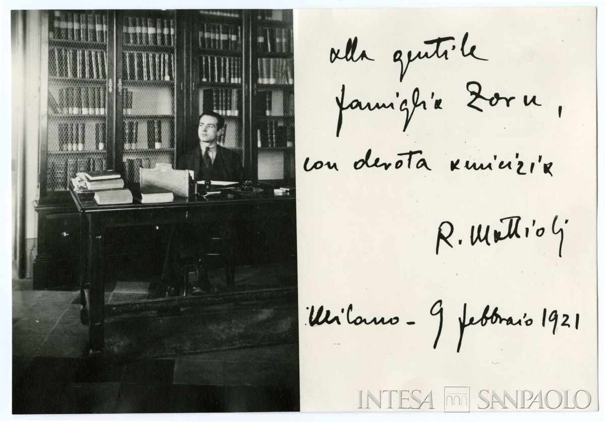 Raffaele Mattioli, capo redattore della "Rivista Bancaria", nella stanza prestata all'Associazione Bancaria Italiana dall'Università Bocconi, in via Statuto, con dedica alla famiglia Zorn, fine 1920 (fotografo sconosciuto)