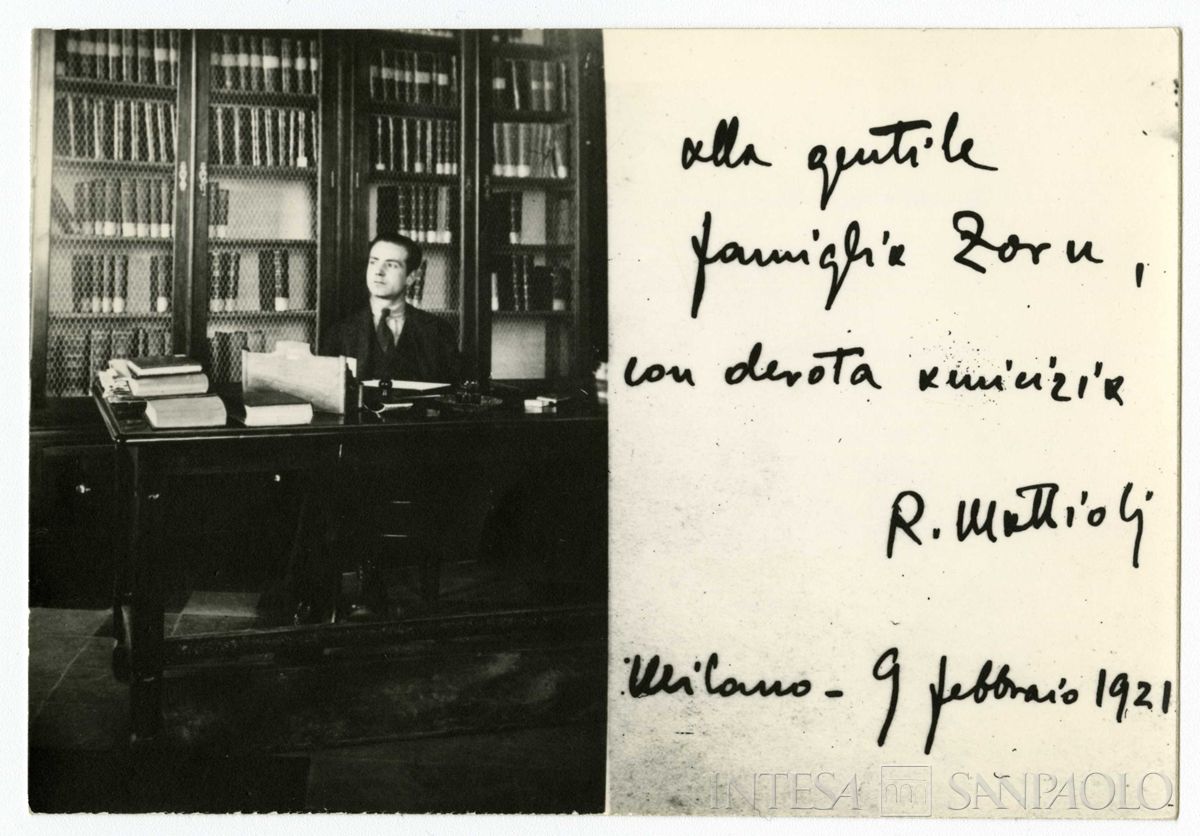 Raffaele Mattioli, capo redattore della "Rivista Bancaria", nella stanza prestata all'Associazione Bancaria Italiana dall'Università Bocconi, in via Statuto, con dedica alla famiglia Zorn, fine 1920 (fotografo sconosciuto)