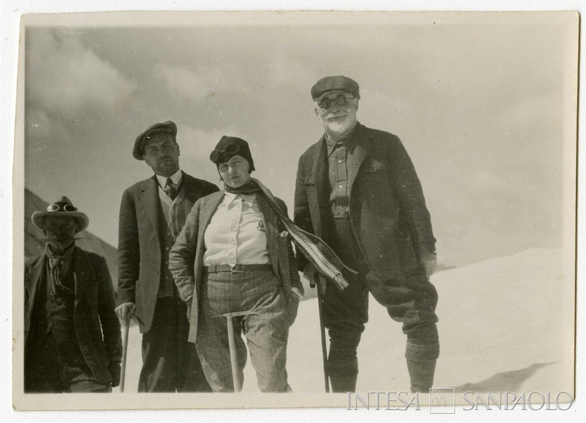Mattioli con la seconda moglie Lucia Monti e Giuseppe Toeplitz in montagna con una guida, Colle del Teodulo, Valle d'Aosta, estate 1928 (fotografo sconosciuto)
